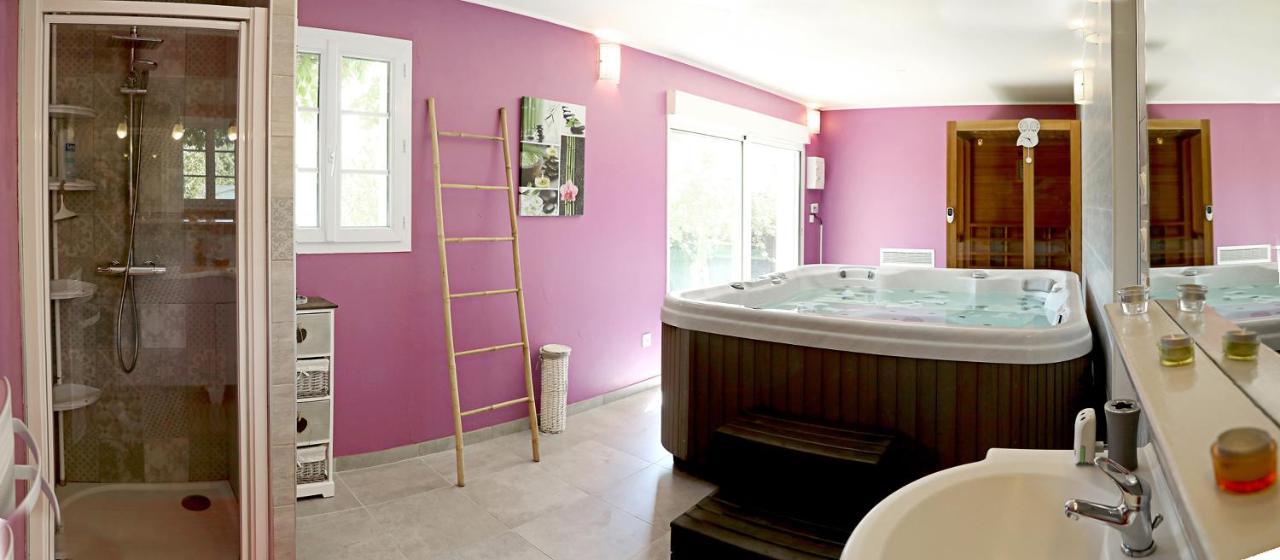 Au Coeur Du Bien-Etre, Chalet Avec Piscine Chauffee Et Couverte, Spa, Sauna, Massages 몽토우 외부 사진