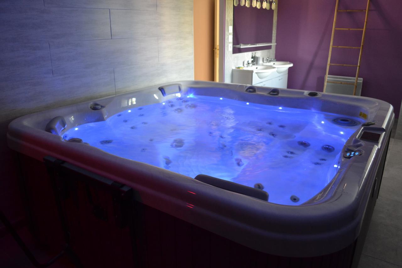 Au Coeur Du Bien-Etre, Chalet Avec Piscine Chauffee Et Couverte, Spa, Sauna, Massages 몽토우 외부 사진